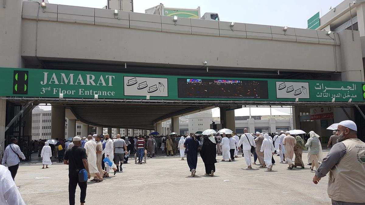 The walk to the Jamarat bridge